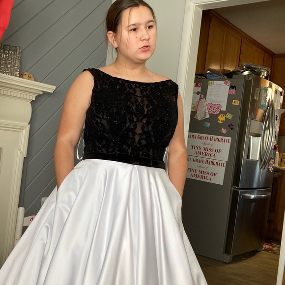 Black and white ball gown, size 12. - Picture 8 of 8